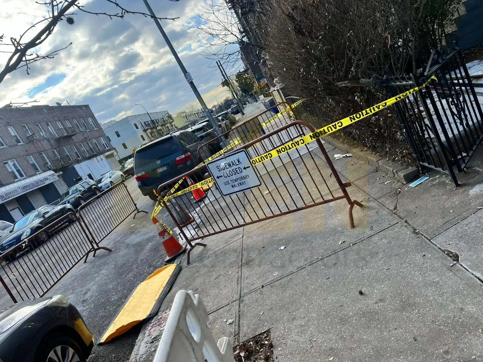 a contractor is inspecting the sidewalk to give free estimate of the sidewalk repair cost in nyc